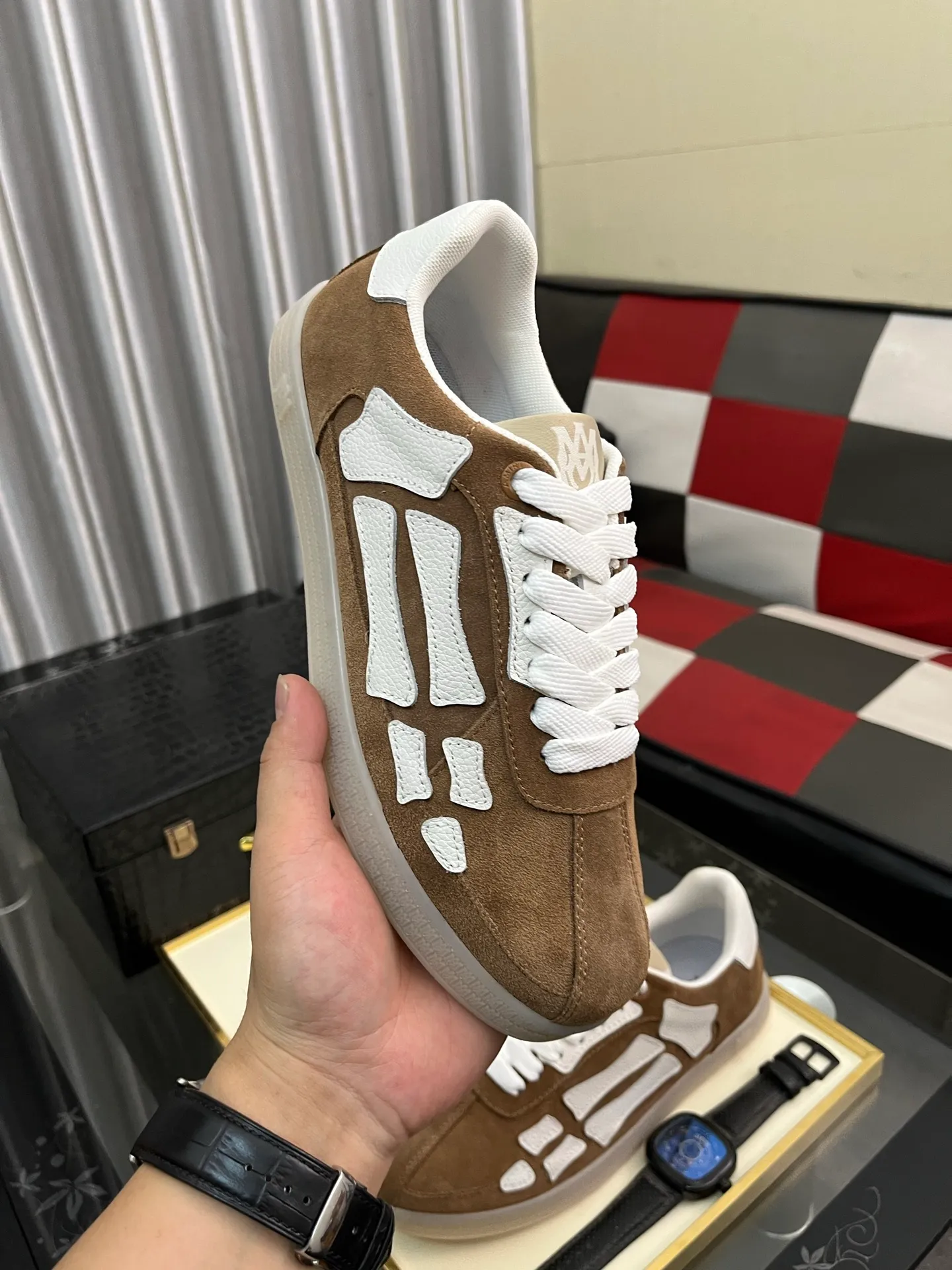 Men's shoes 💰420⌚️⌚️《AMIR*》New men's low-top casual sports sneakers bone shoes, another pair of irresistible bone shoes. Bone shoes are one of AMIRI's most popular items. They use first-layer cowhide uppers. The side bones are made of two cowhide laminations. They have a three-dimensional feel. The leather incisions are all oil-edged. Contrasting color design. Simple style. Fashionable sports. Customized metal LOGO nameplate to embellish shoelaces. Exclusive control of top version. Supports comparison. Breathable mesh lining Original rubber outsole A must-have item for daily leisure Suitable for various occasions Check it out if you are looking for high quality Super cool uppers Size: 38-445️⃣ Colors available